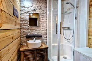 La Tête dans les Étoiles, 4 adultes, 3 enfants