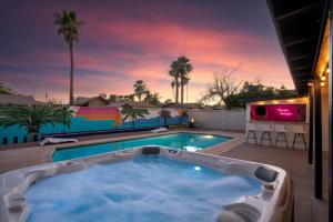 Girls Getaway Haven Outdoor Bar w Pool & Hot Tub