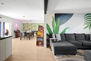 Girls Getaway Haven Outdoor Bar w Pool & Hot Tub