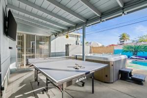 Girls Getaway Haven Outdoor Bar w Pool & Hot Tub