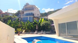 Luxury Villa with Jacuzzi and Swimming pool