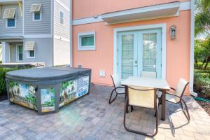 Comfy Cottage With Hot Tub Near Disney With Margaritaville Resort & Island H2O Access - 8029Sb