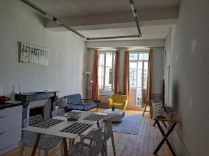 Appartements Lons centre T1 rue du commerce : Appartement 1 Chambre