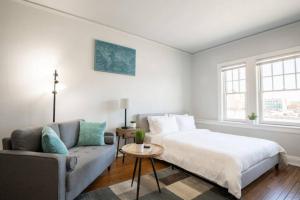 CITY VIBES - Modern Suite in the heart of Downtown