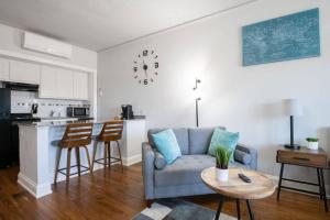 CITY VIBES - Modern Suite in the heart of Downtown