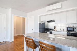 CITY VIBES - Modern Suite in the heart of Downtown