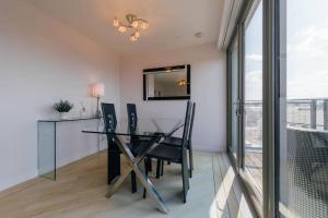 Modern 2 bedroom penthouse with free parking