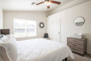 GRAUHAUS Tasteful 3BD with KING bed in Pekin