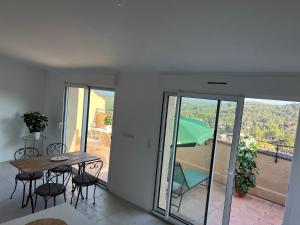 Appartements Au coeur de Seillans, charmant logement, grande terrasse et panorama : photos des chambres