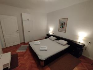 Apartment "Central Sun" with Balcony and Park View