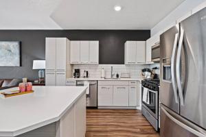 Beautiful, Opulent Central City 1BD1BA- Amenities!