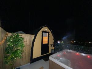 Arch Pod & Hot Tub