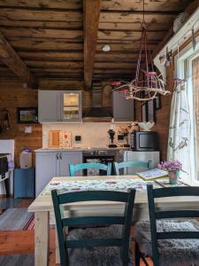 Leppälän vanhatupa rantasaunalla