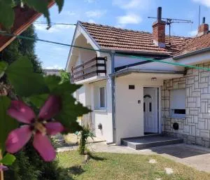 Apartman Kućica u cveću - Motriće