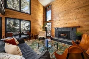 Amazing Pineview Hideaway with Hot Tub and Stunning Views - Ski/Lake Village Condominium