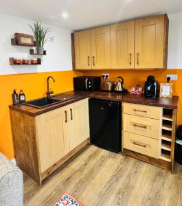 The Hideout - private luxury cabin near the sea with garden area, sea views and parking