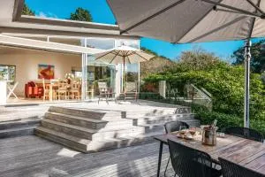 Seaviews on Second- 100 metres from Onetangi Beach! - Awaroa