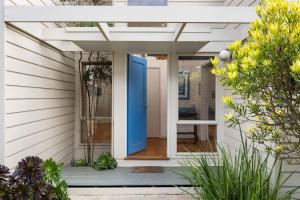 Lonsdale Back Beach Retreat