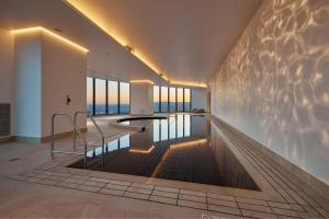 Luxury 1BR in Brisbane City River Firework View