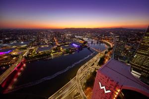Luxury 1BR in Brisbane City River Firework View