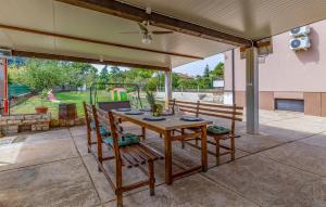 5 Bedroom Awesome Home In Valbandon