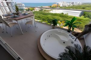 Luxury 2BR Jacuzzi Sea View 14th Floor
