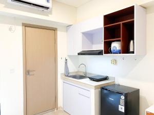 Homey and Simply Look Studio Meikarta Apartment By Travelio