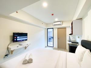 Homey and Simply Look Studio Meikarta Apartment By Travelio
