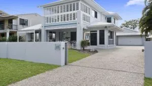 Stunning Waterfront Home with pool - Sylvan Beach Esp, Bellara - Sandstone Point