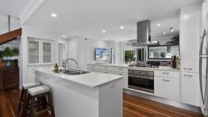 Stunning Waterfront Home with pool - Sylvan Beach Esp, Bellara