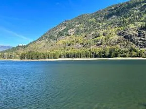 Waterfront, Mountainview House in Castlegar - Vallican