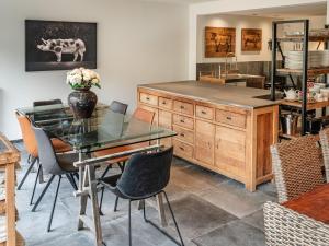 Villa Steps from Castle