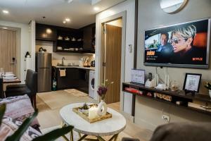 Le Martell 1BR BGC Condo Unit - Infinity Pool & Gym Access with 360 City View