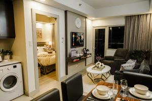 Le Martell 1BR BGC Condo Unit - Infinity Pool & Gym Access with 360 City View