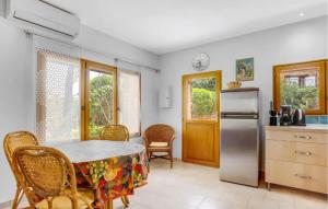 Maisons de vacances Stunning Home In Taradeau With Kitchen : photos des chambres