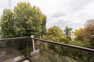 LazyNest - Modern Apartment with Parking & Balcony