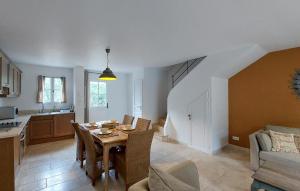 Cozy Home In Saint-Laurent-De-La-Ca With Wifi