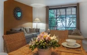 Cozy Home In Saint-Laurent-De-La-Ca With Wifi