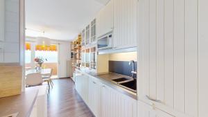 One-bedroom apartment with lake view