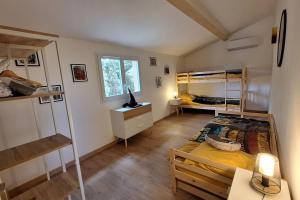 Maisons de vacances A l-ombre du chene Piscine & Spa Gites Eden en Cevennes a Anduze Gard : photos des chambres