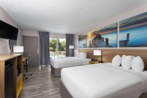 Double Room with Two Double Beds - Smoking room in Days Inn by Wyndham Wildwood I-75