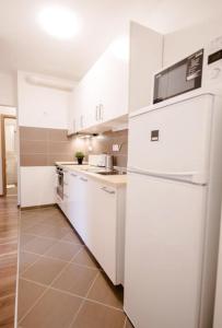 Sunny 2BR with balcony at Szövetség street