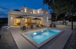 Villa Zanetta pet friendly near Poreč for 8 people with sea view & private pool 