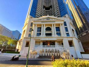 LUX 2BR Uptown BGC, 70sqm, Balcony, Rooftop Pool & 5G WiFi, Ste 34