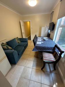 Large 6 Bedroom House In The Centre with lots of road parking