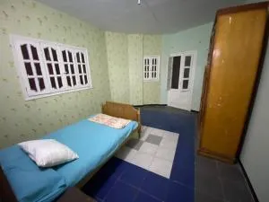 غرفه واحده فقط داخل شقه بها سرير ١٢٠ سم ومروحه ودولاب وكراسي - Ṭalkha