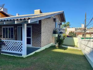 002B - Casa de Veraneio em Bombinhas com 4 dormitórios Próxima ao Mar