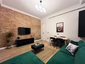 Charming 2BR AC in Center - Santur D1