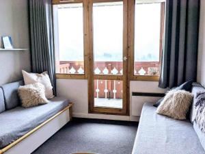 Appartement rénové au pied des pistes avec balcon et casier à skis - FR-1-181-2064