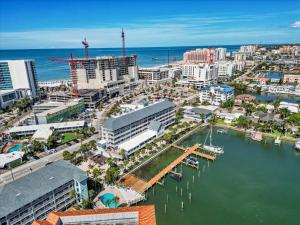 Bayside Penthouse-5min to Beach, Rest & Shops